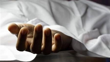 شاب يُدفن ويده تقبض على الريموت… والده يرفض الصلاة عليه بسبب ما شاهده قبل موته!