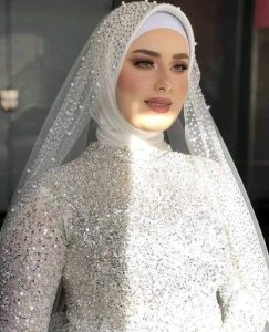 ادخلي برجليك اليمين ياعروسه وهمس ف ودنها