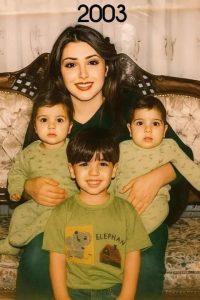 ام تنشر صورتها مع اولادها وهم في عام 2003