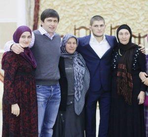 قصة حقيقية مؤثرة: دروس الحياة بين الجمال والثروة وقوة التواضع في بناء العلاقات الأسرية