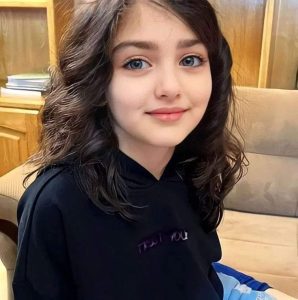 في اوضه فوق السطح كانت بطلتنا قاعده علي السرير