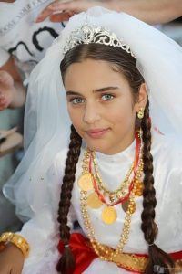 بيبص الدكتور بإستغراب للام وبيقولها هيا بنتك متجوزه