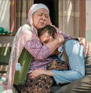 طلّقها لأنها رفضت تخدم أمه المشلولة.. بعد 5 سنوات دخل مكتبها وصدمها بما صار